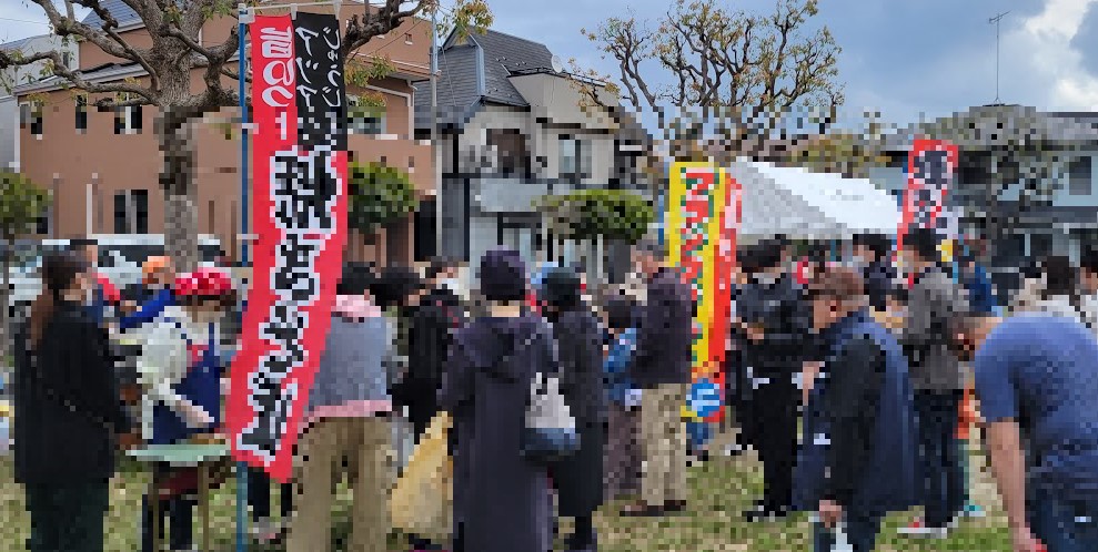 焼きそば、焼鳥、フランクフルト、磯辺焼き、お汁粉の食べ物の出店はこの行列です。