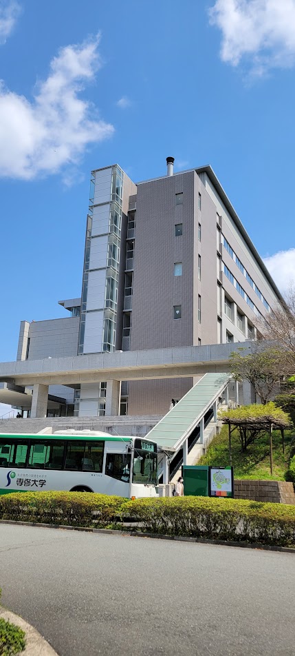 大学バスを降りると10号館が。でかい!!!