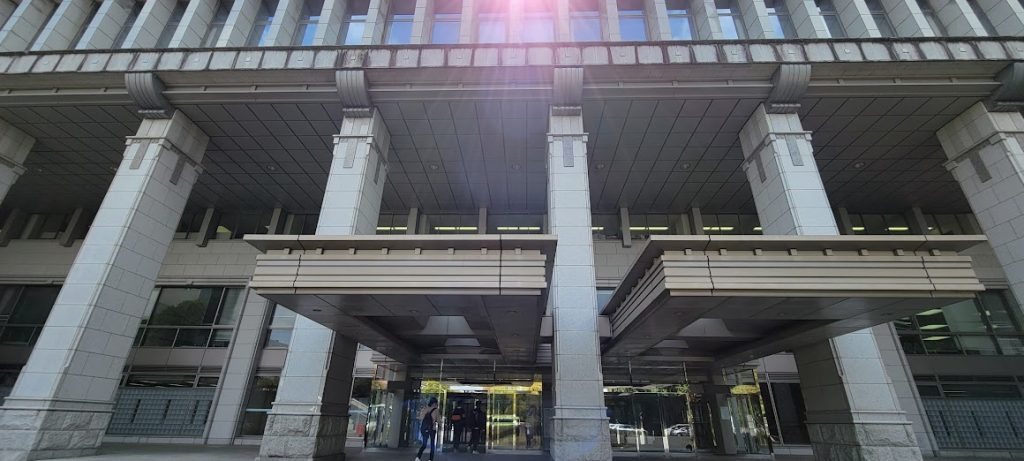 バス降り場には9号館がデーンと立っています。