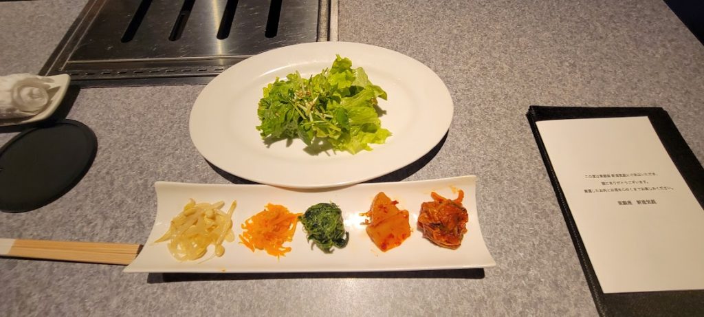 前菜（ナムルとキムチの盛り合わせ）・新進気鋭特製塩サラダ