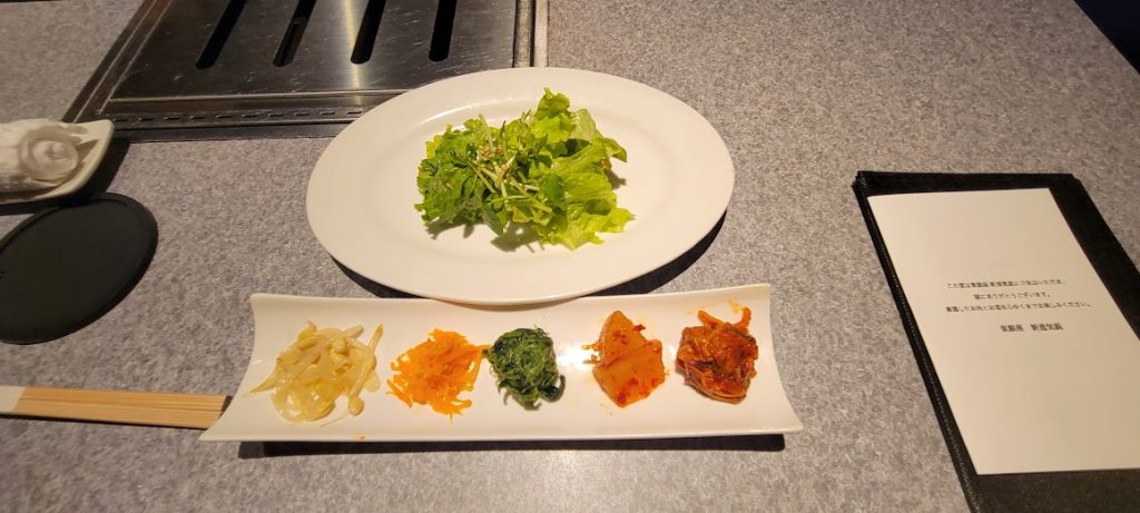 前菜(ナムルとキムチの盛り合わせ)・新進気鋭特製塩サラダ
