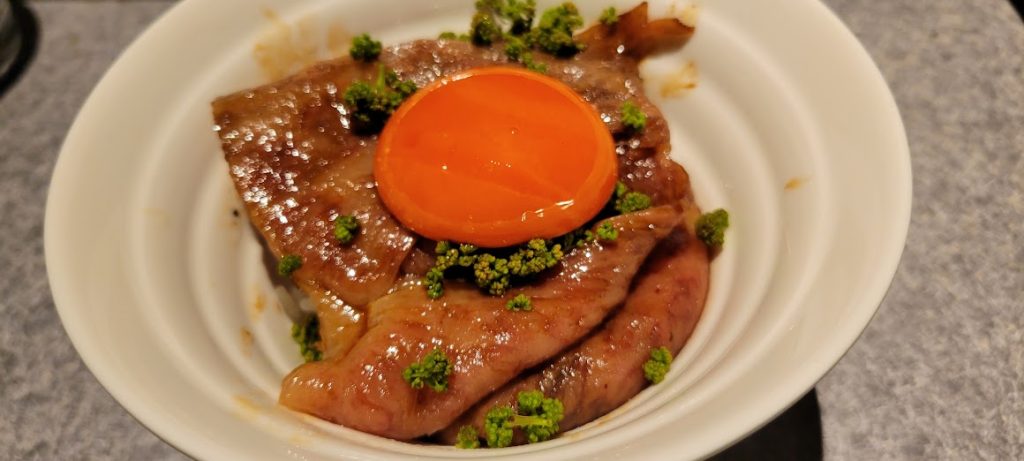 メイン最後は岩手県産黒毛和牛サーロイン焼きすき花山椒をのせて(今回特別に黒トリュフを花山椒に変えて頂きました)