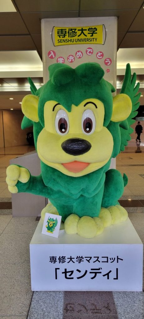 9号館にある、s大学マスコットキャラクター「センディ」くんです。かっこかわいいですね