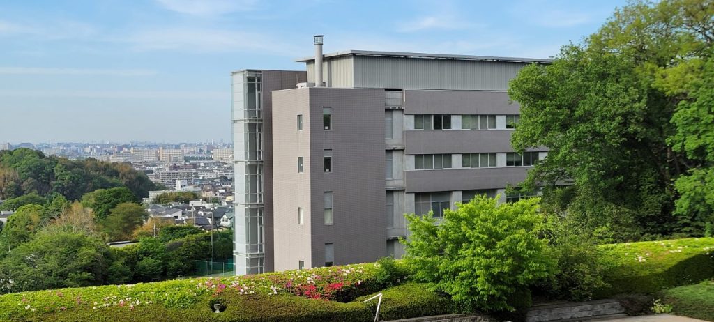 講義が行われる生田校舎10号館です。