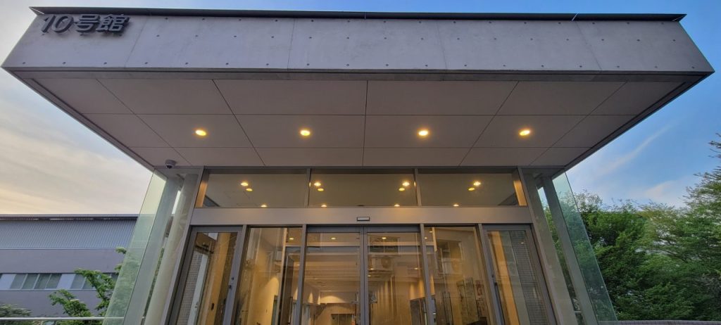 講義をさせて頂く生田校舎10号館裏入り口です。