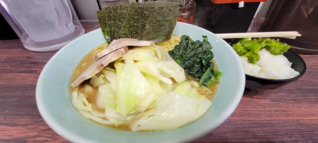 今日のラーメンは「キャベツラーメン+無料ライス」です。キャベツがとても甘くて美味しかった