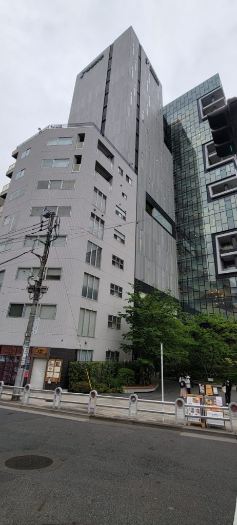 今日も講義が行われるS大学神田校舎10号館です。