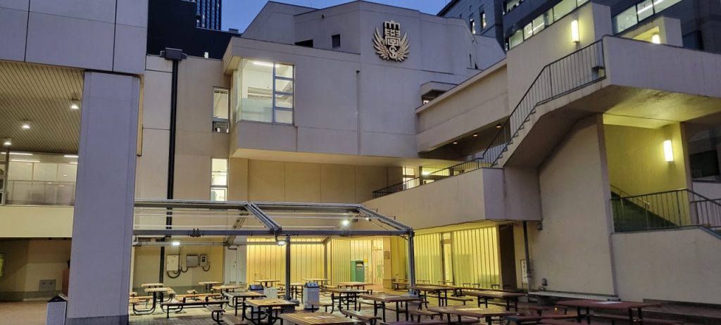 神田校舎1号館と3号館の間にある外にある休憩場です。もう暗いですが昼間は風が当たり気持ちの良い空間です。