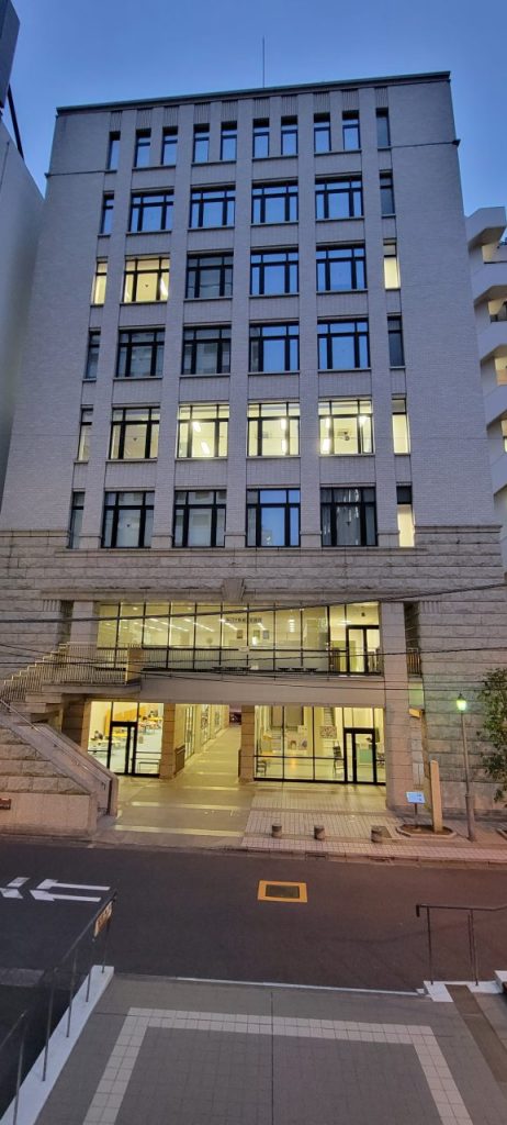 キャリア形成支援課が入っている神田校舎7号館です。