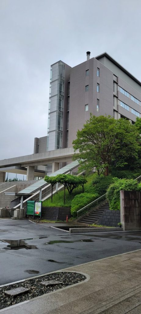 今日は雨です。雨の中のＳ大学生田校舎です。