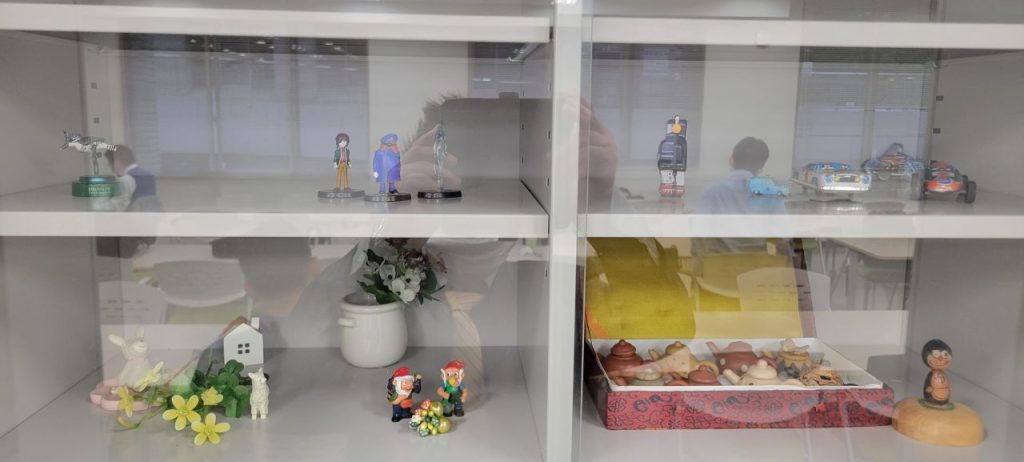 S大学9号館生田校舎教務室にある食器棚には可愛らしいグッズがお出迎え