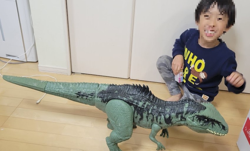 ６歳の長男より大きな巨大な恐竜「ギガノトサウルス」です！