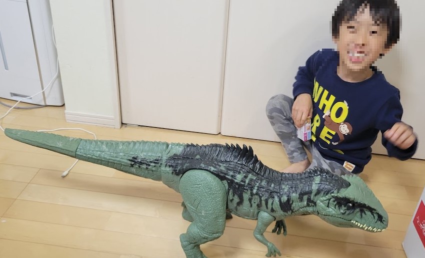 6歳の長男より大きな巨大な恐竜「ギガノトサウルス」です!