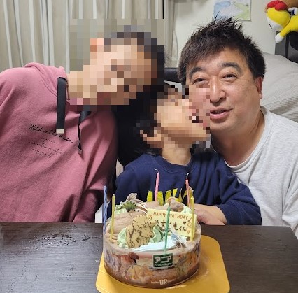 誕生日のお祝いの歌を歌った後は、なぜか長男にかじられました・・・