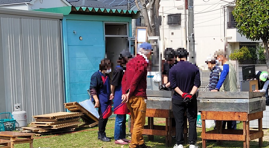 焼きそばやフランクなど出店の準備をみんなでしています