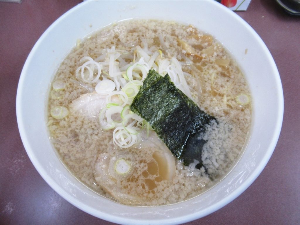 基本のハッスルラーメンを頂きました。見た目は油のこってりですが食べてみるとあっさりとコクがあり美味しかったです。