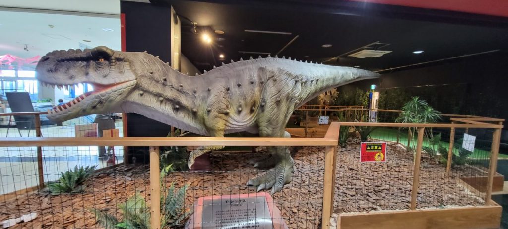２階のゲームセンターには恐竜がいるのです。入り口にはティラノサウルスが。