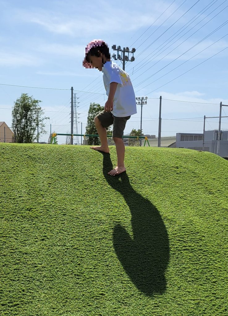 はだしで芝生遊びをする長男。