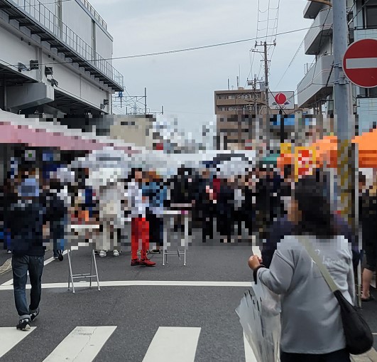 「春の南行ホコ天」が雨の中スタートです。