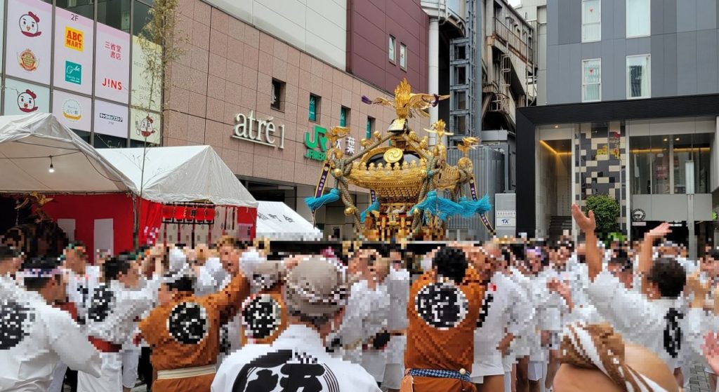 暑い一日！神田神社大祭のスタートはＪＲ秋葉原駅前からスタートです