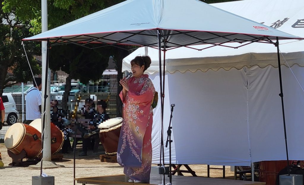 地元出身の演歌歌手の坂本りえさんは、さすがはプロです。場の盛り上げる技術が素晴らしい(^_^)/みんながトークに引き込まれていました!
