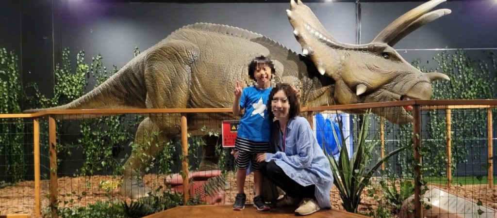 恐竜大好きな長男がトリケラトプス前で妻とハイポーズ