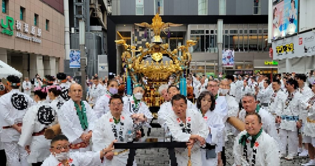 今日担がせて頂く神田神社外神田十二町会「万世橋町会」の立派なお神輿の前でみんなで記念撮影です。