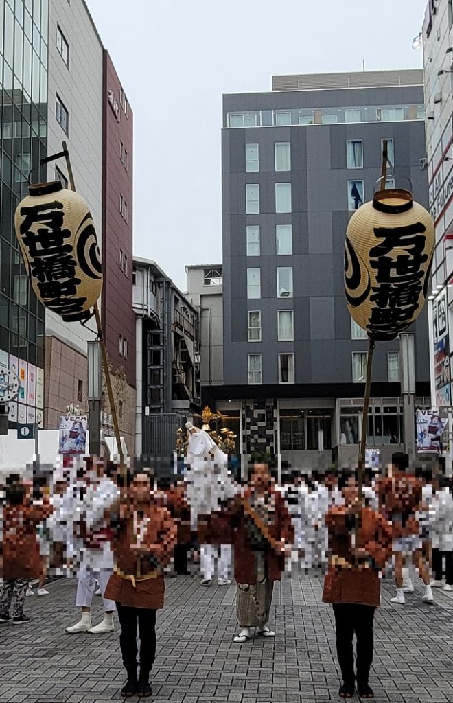 お神輿を先導する高張提灯は、やっぱりかっこいいですね