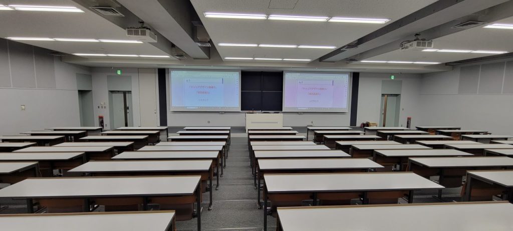 10号館の10201号室です(^^)vセッティングも終了後は学生のみんなを迎え入れます(^_^)/