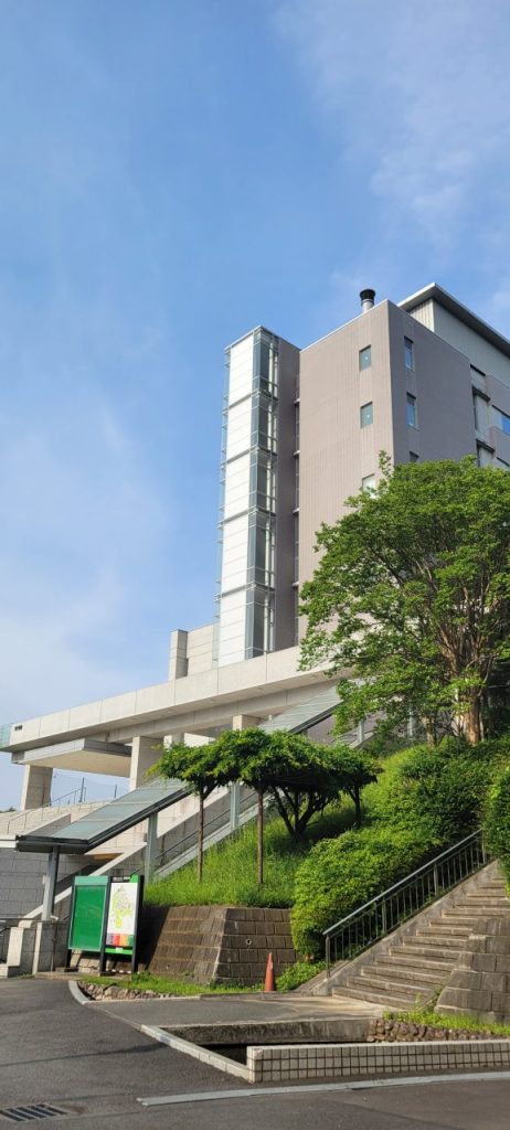 講義していますS大学生田校舎10号館です