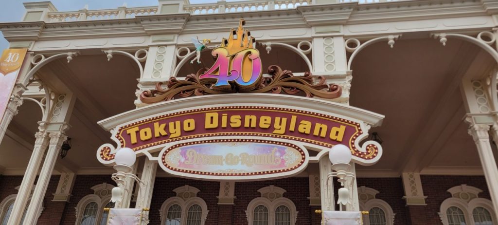入り口にはディズニー40周年記念のマークが!