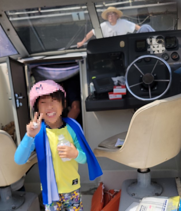 運転席です。まだ動いてな座って座って写真を撮ろうとしてのですが、なかなか座れず椅子の前でパチリ！