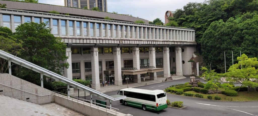 帰りの教務員バスが来ています。3か月間ありがとうございました。後期は神田校舎のみなので今年最後の生田校舎です