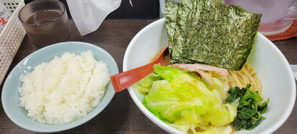 今日のメニューは「キャベツラーメン+サービスライス大」です。