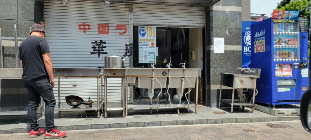 店の中の調理器具も出していたのが余計に寂しいですね