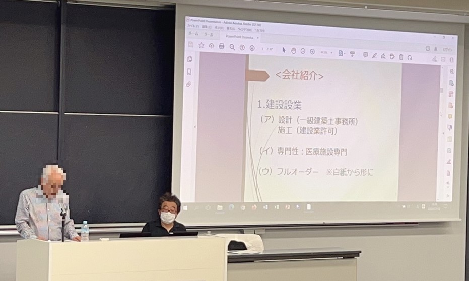 遠藤社長の熱い思いを学生に伝えています