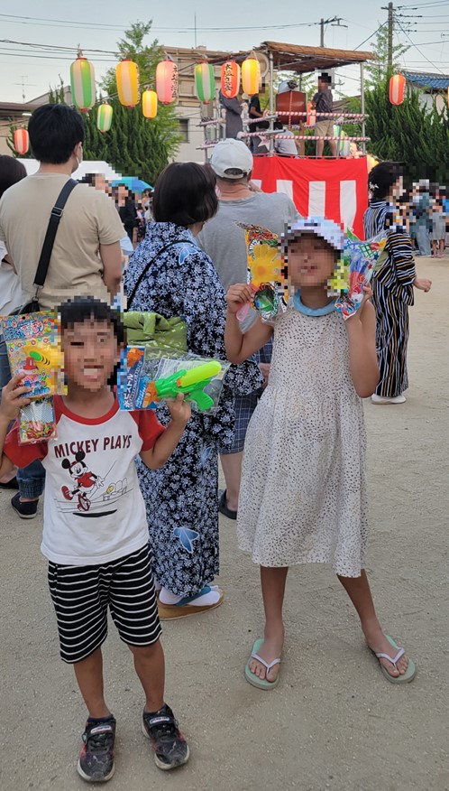 たくさんのおもちゃを取る事ができて大満足の二人です