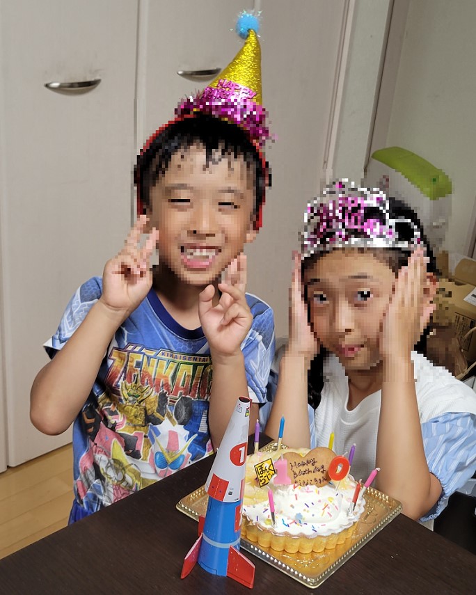 お姫様と王子様になって二人でお写真！ちなみにケーキの飾りつけをしたのは長女です(^_^)/