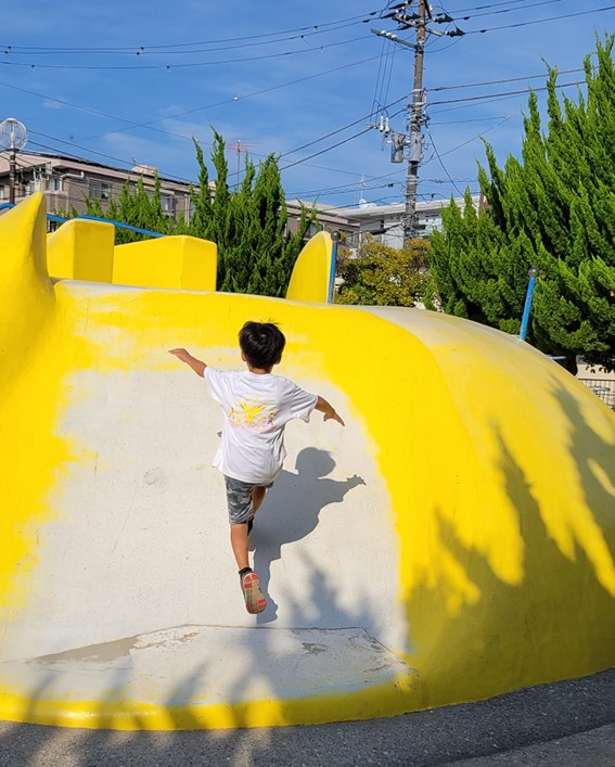 授業参観の後は保育園の隣の公園で遊んで帰りました