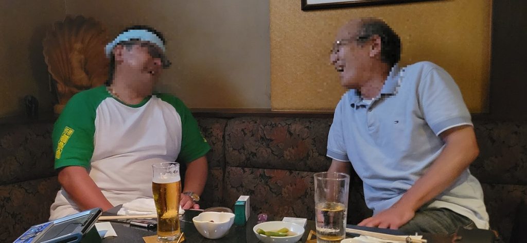 食事会の写真を撮り忘れたので2次会のカラオケスナックです。楽しそうな副会長