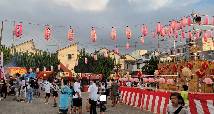 昨日は江戸川・市川花火大会で的屋の屋台は少なめでしたが本日は目一杯!