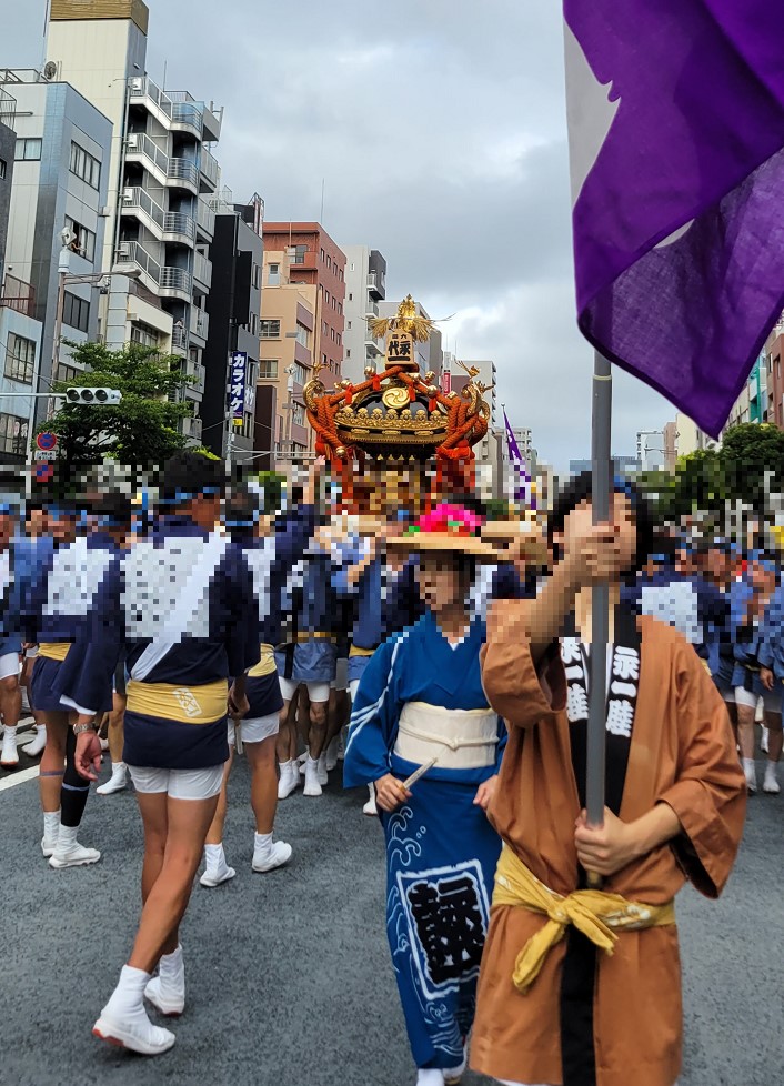 お神輿が上がりました！まずは深川富岡八幡宮にお披露目に参ります。