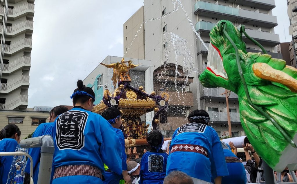 いつも東陽三丁目町会は作り物のホースでおもてなしをしてくれます。今回はドラゴン！前回の六年前はマーライオンだったかな？