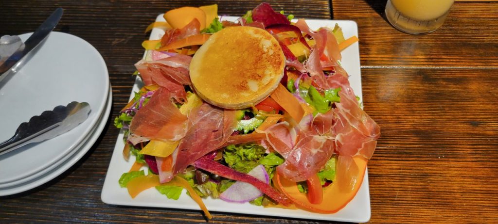 サラダはお店一番のおすすめ「生ハム ハモンセラーノと温かくとろけるカマンベールのサラダ」です。