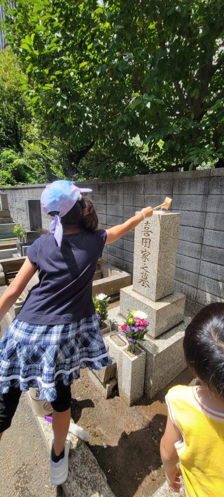 暑い日なので綺麗になったお墓にお水をかけてご先祖様に涼んでもらいます。
