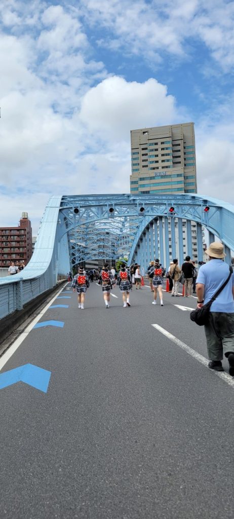さすが深川富岡八幡宮例大祭です。いつも車渋滞の永代橋を完全に止めるのがすごい！だって人がのんびり歩いているんですよ。