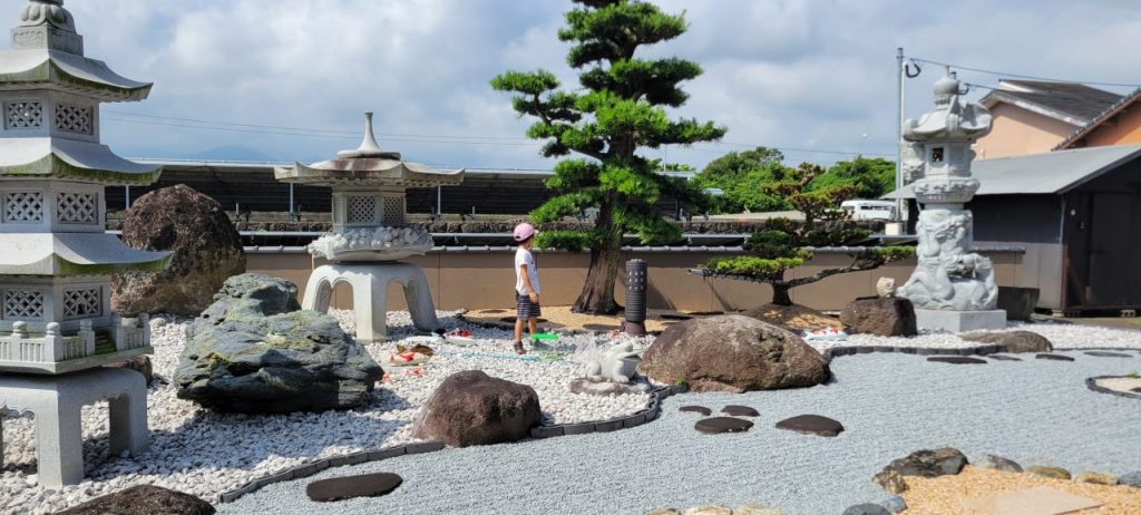 チョットした料亭の庭園のような裏庭です