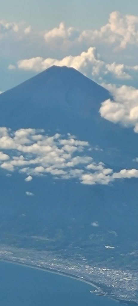 帰りの飛行機は綺麗な富士山が見えていました。富士山も出迎えをしてくれているのかな？