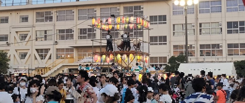 盆踊りのステージに太鼓をたたく末広太鼓のみなさんが上り、周りに踊る人たちが集まってきました