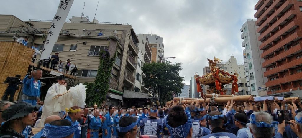 お神輿をさして宮司様に本日の渡御の成功を祈願して頂きます。